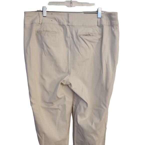 Lane Bryant Crop/Capri Light Colored Pants - Picture 5 of 11